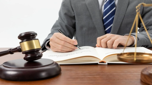 بهترین وکیل پایه یک دادگستری در کرمانشاه | لیست 10 وکیل متخصص در سال 1405 ⚖️