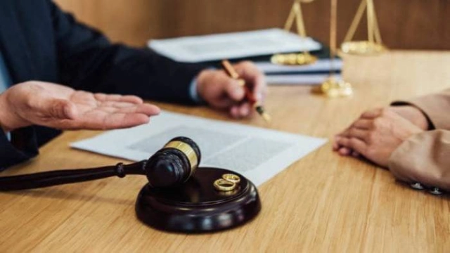 بهترین وکیل طلاق در اصفهان | لیست 10 وکیل متخصص سال 1405 ⚖️