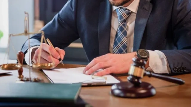 بهترین وکیل حقوقی در قم | لیست 10 وکیل متخصص در سال 1405 ⚖️